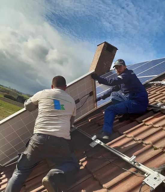 Les équipes Energie Rénovations posant des panneaux solaires sur un toit en Wallonie
